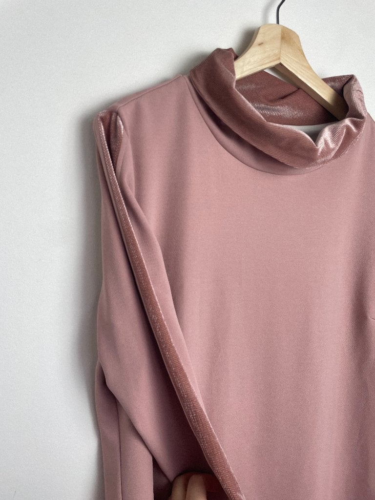 Lilytime oudroze jurk rechtvallend fluwelen details 44, Kleding | Dames, Jurken, Lilyfield, Maat 42/44 (L), Ophalen of Verzenden