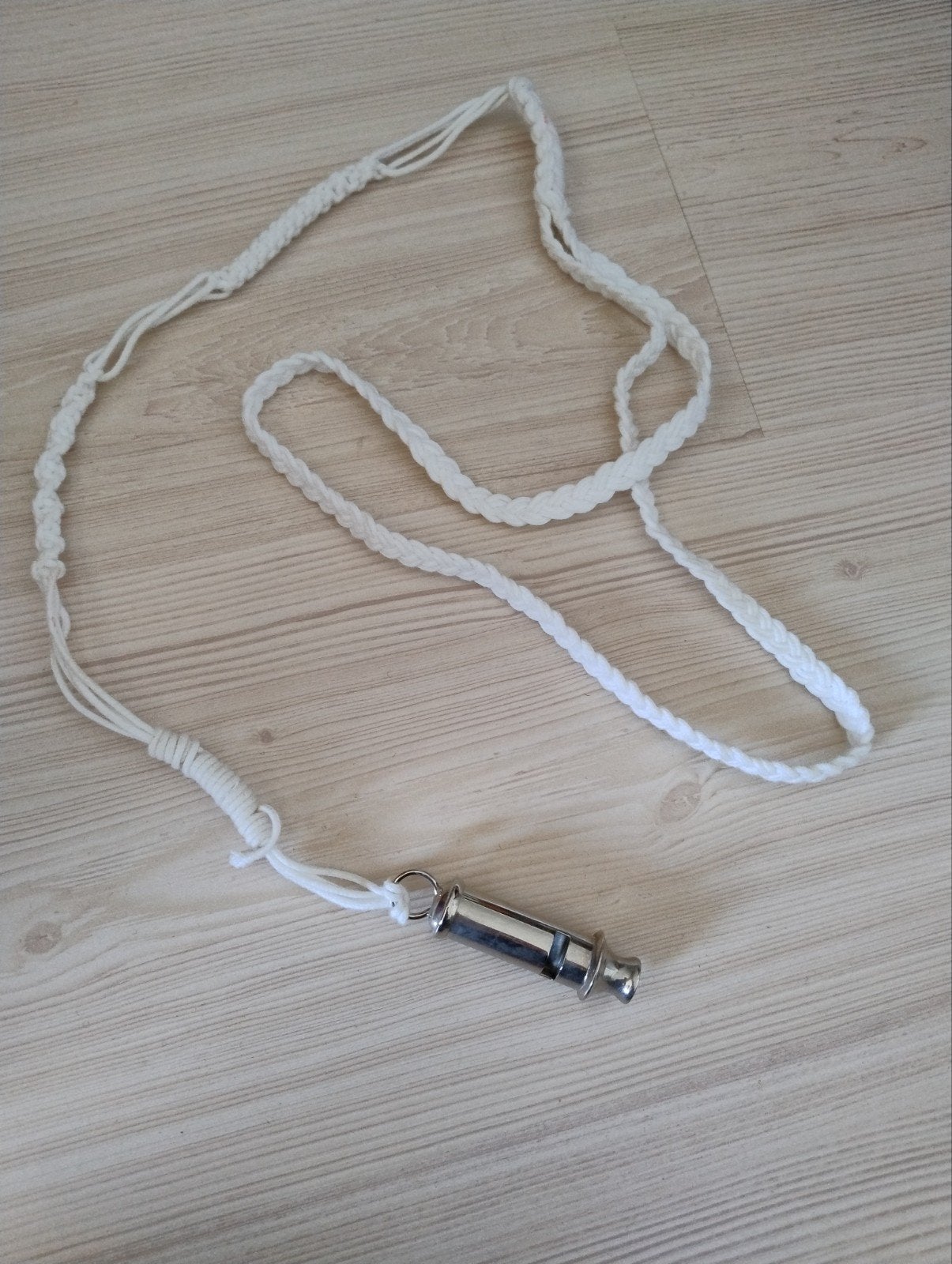 Metalen fluitje met wit koord, Ophalen of Verzenden, Zo goed als nieuw