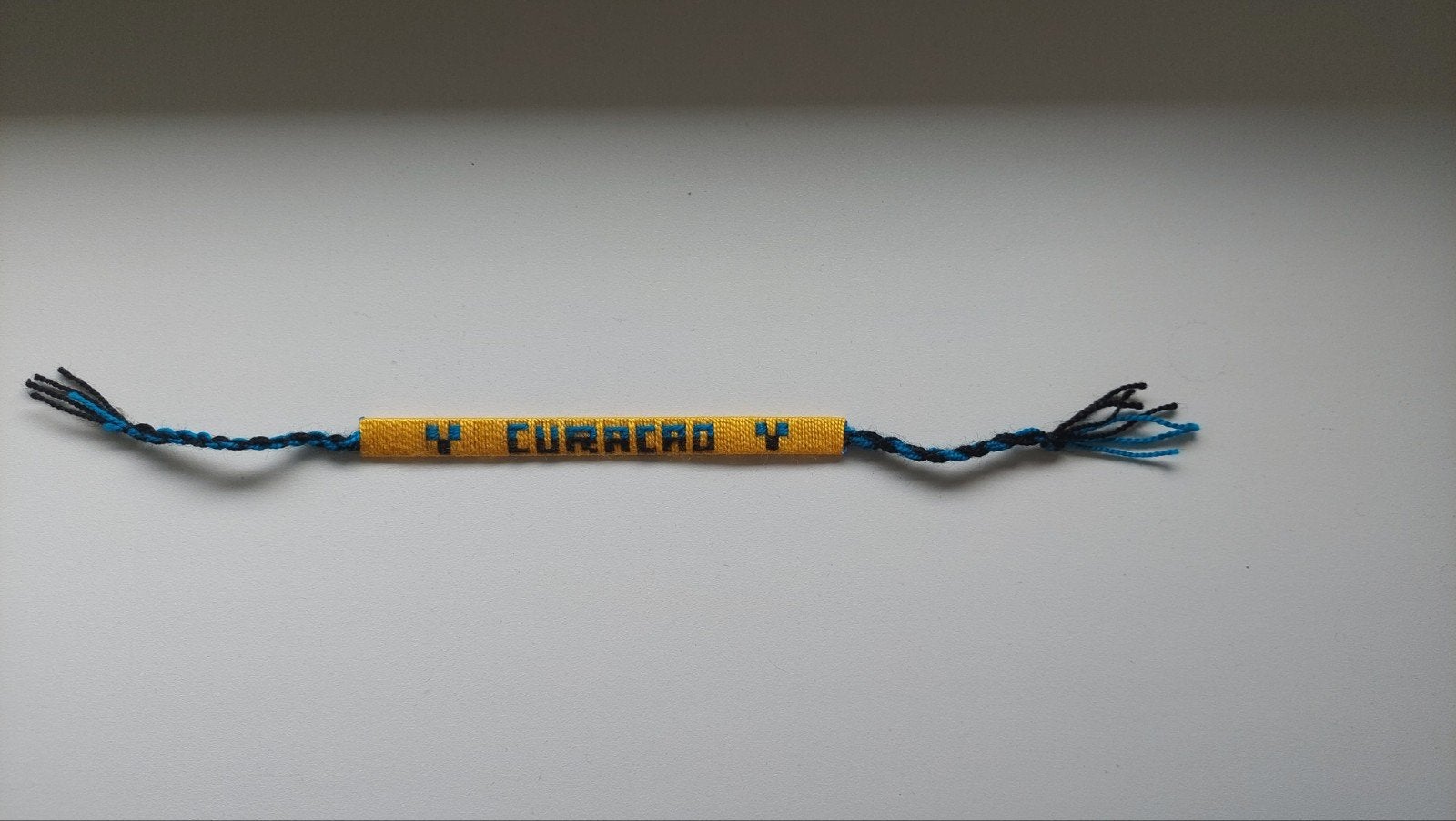 WK bandje Curaçao geborduurd, Verzenden, Nieuw, Geel, Overige materialen