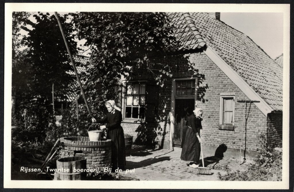 Rijssen, Twentse boerderij, Bij de put. 1956., Ophalen of Verzenden, 1940 tot 1960, Ongelopen, Overijssel