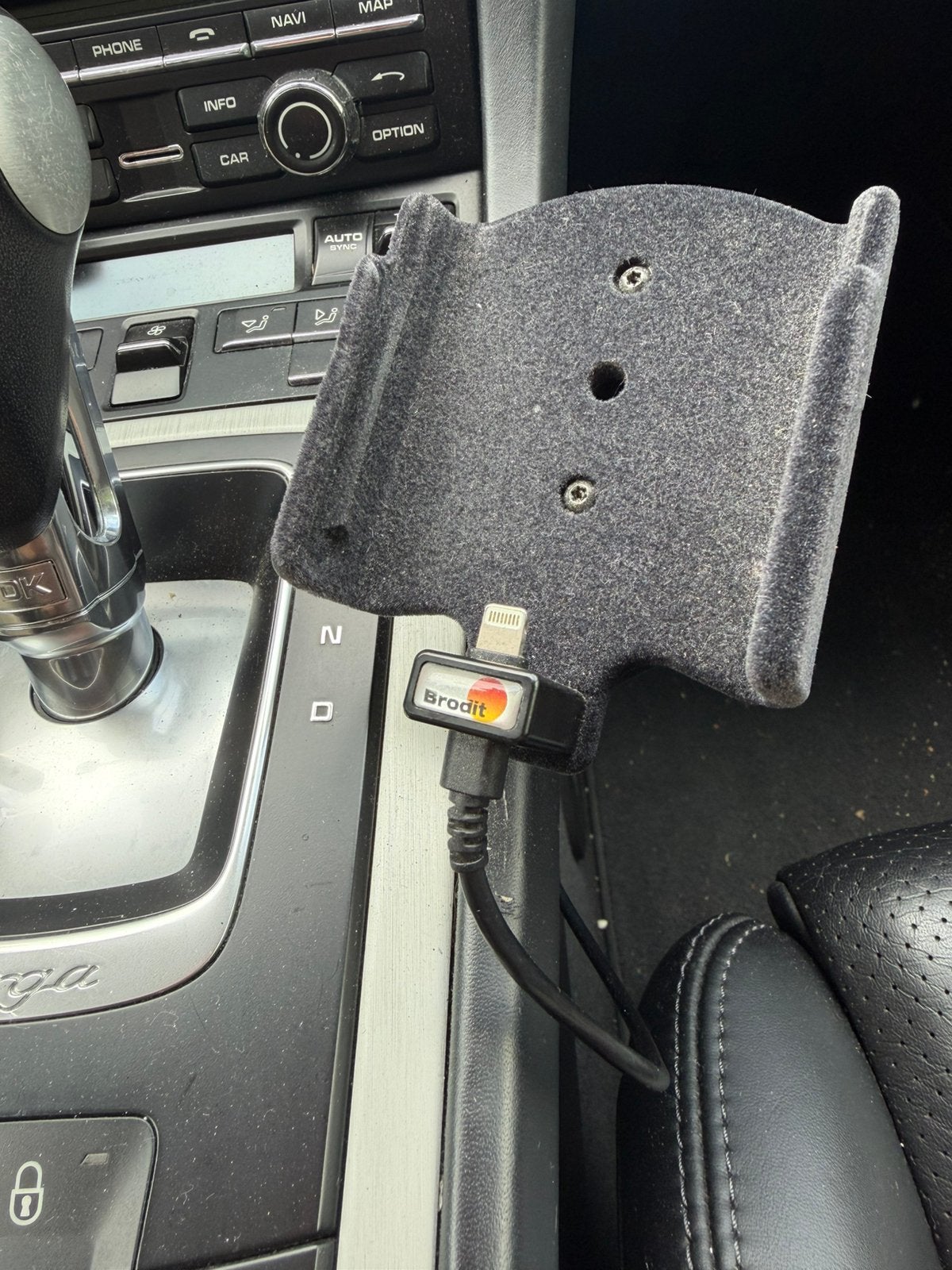 Telefoonhouder merk Brodit (bekleed) met oplaadpunt., Ophalen of Verzenden, Zo goed als nieuw