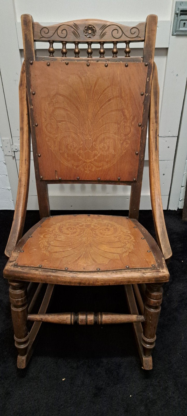 Antieke houten schommelstoel met decoratief houtsnijwerk, Ophalen