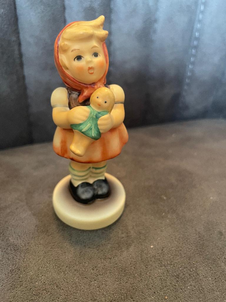 Hummel Goebel beeldje meisje met pop – origineel Germany, Ophalen of Verzenden, Zo goed als nieuw, Hummel