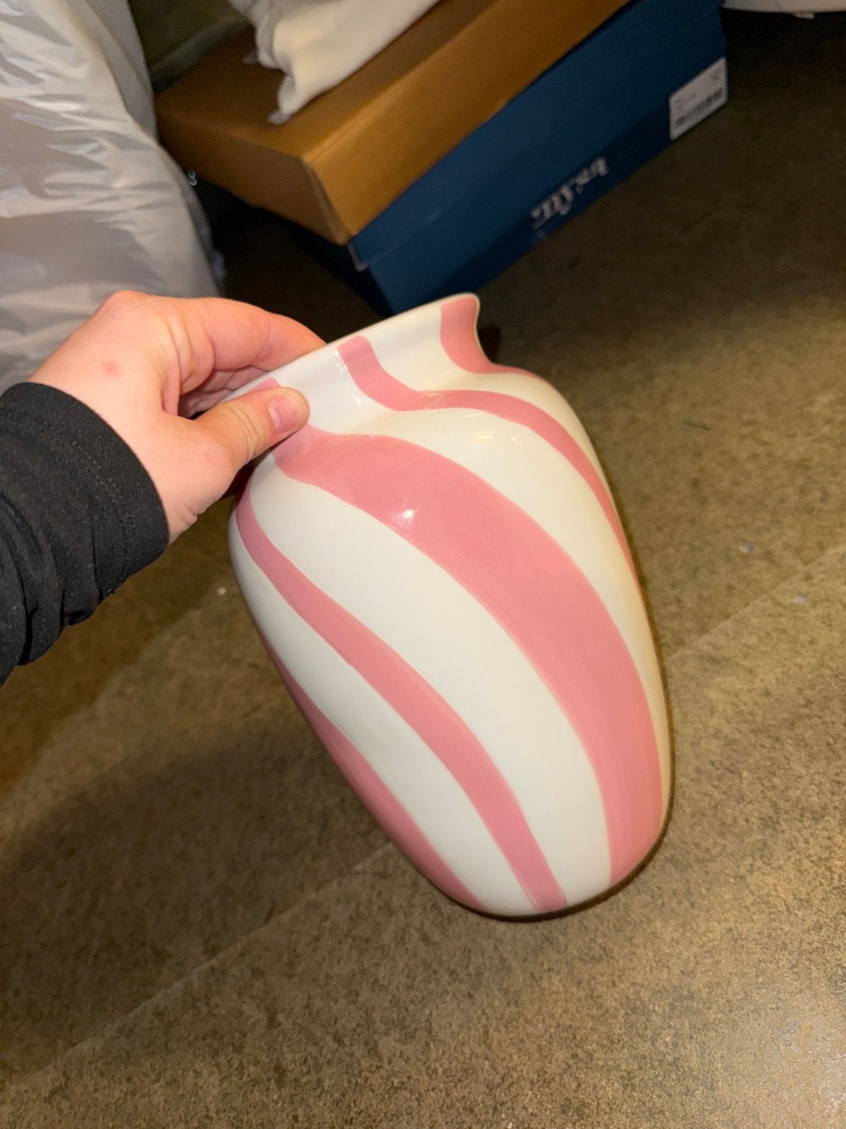 Roze en witte gestreepte vaas, Ophalen, Met patroon/structuur, Zo goed als nieuw, Roze