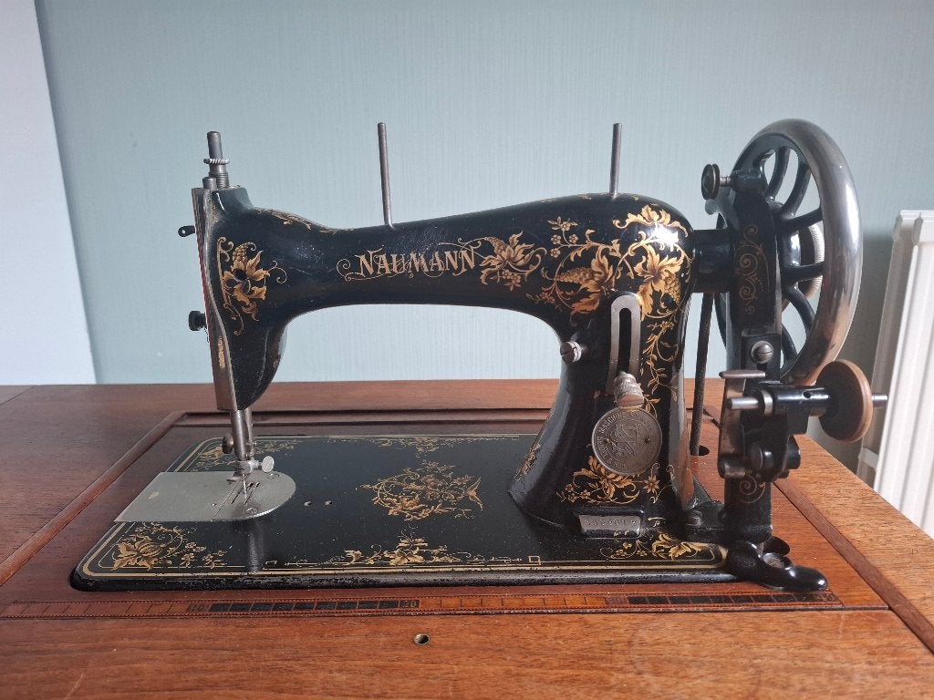 Antieke Naumann trapnaaimachine met kast, Antiek en Kunst, Ophalen