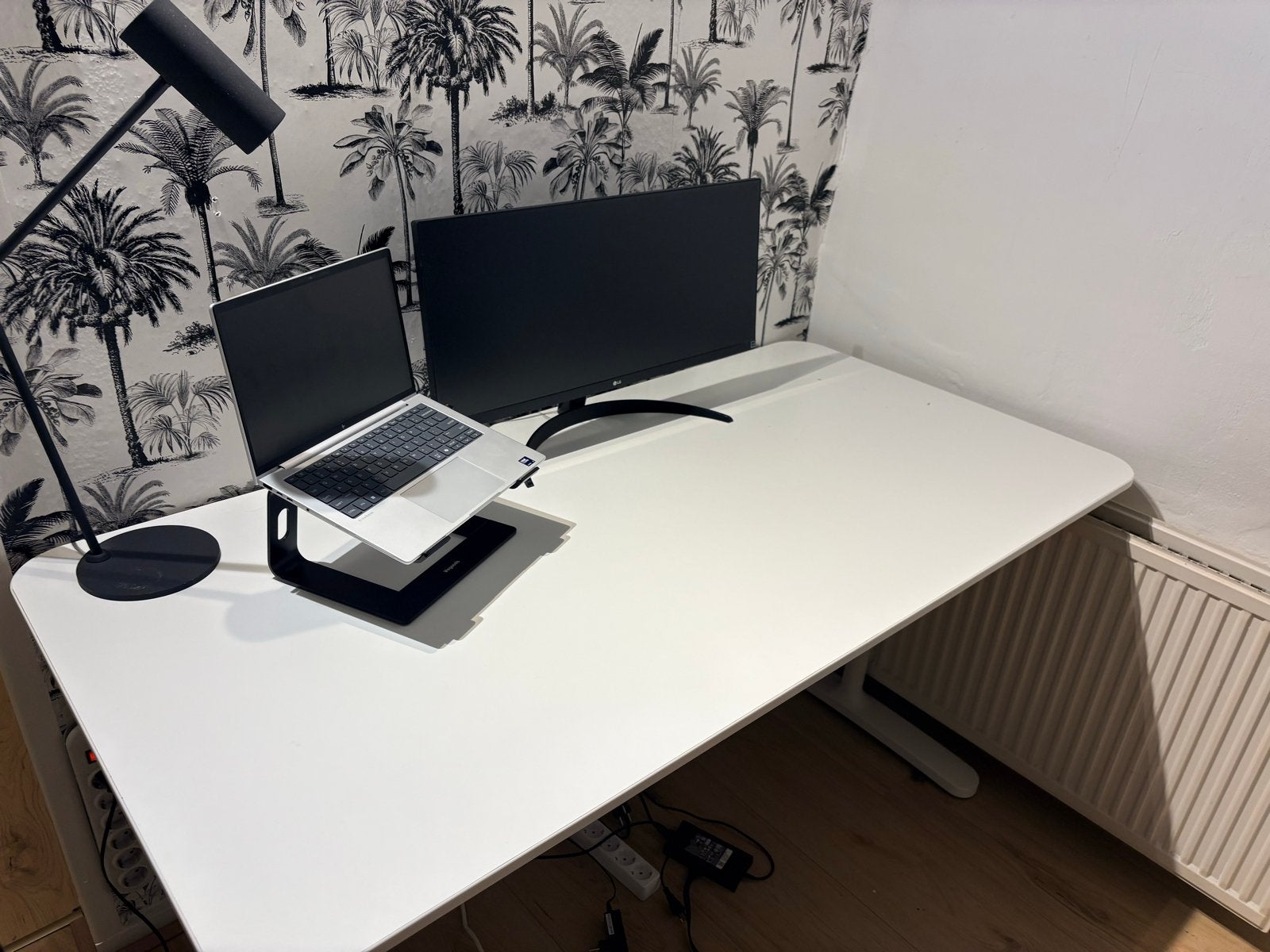 In hoogte verstelbaar bureau met kabelgoot - 160x80cm, Huis en Inrichting, Bureaus, Ophalen, In hoogte verstelbaar, Gebruikt, Zit-sta bureau