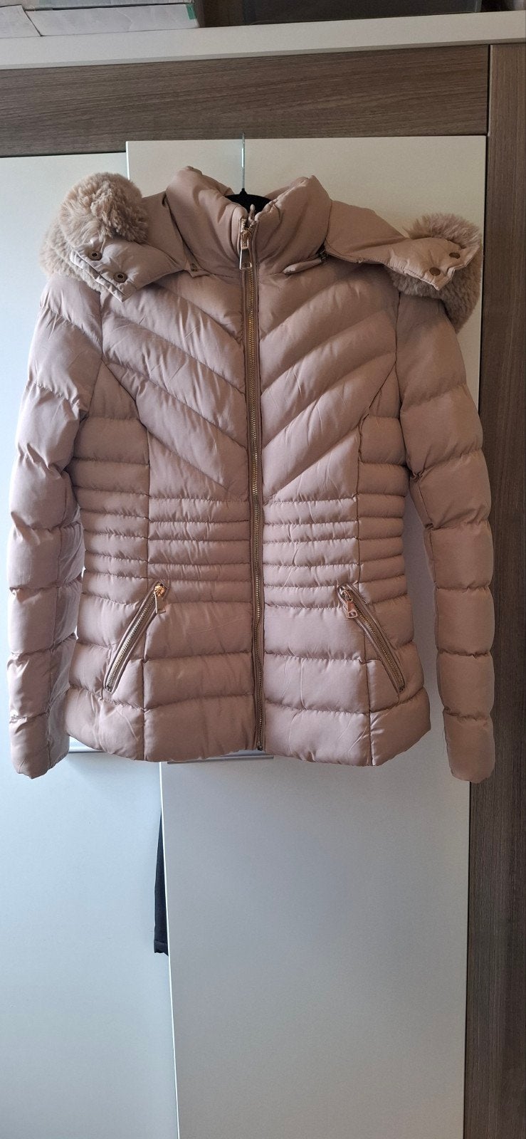 Stijlvolle beige winterjas met bontkraag, Beige, Ophalen of Verzenden, Maat 36 (S), Onbekend