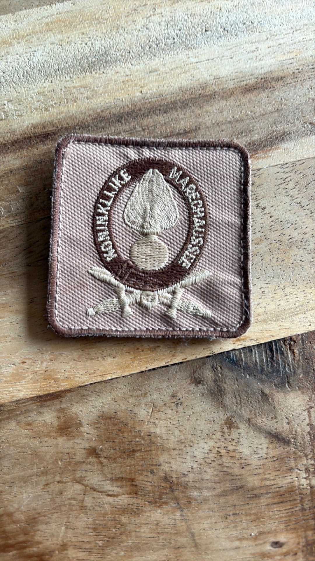 Borstenbleem koninklijke marechaussee zandkleurig, Ophalen of Verzenden, Marechaussee, Nederland, Embleem of Badge