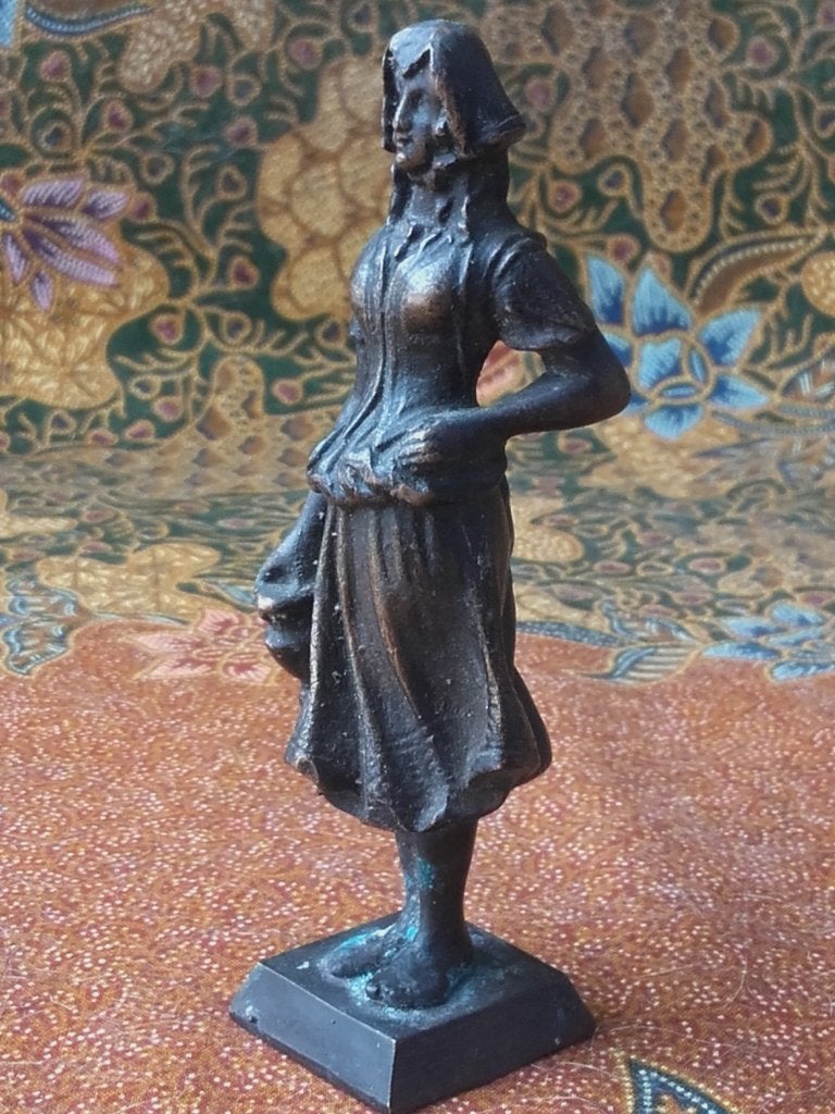 Mooi antiek brons beeldje uit Engeland van een vrouw 10,5 cm, Antiek en Kunst, Ophalen of Verzenden, Brons