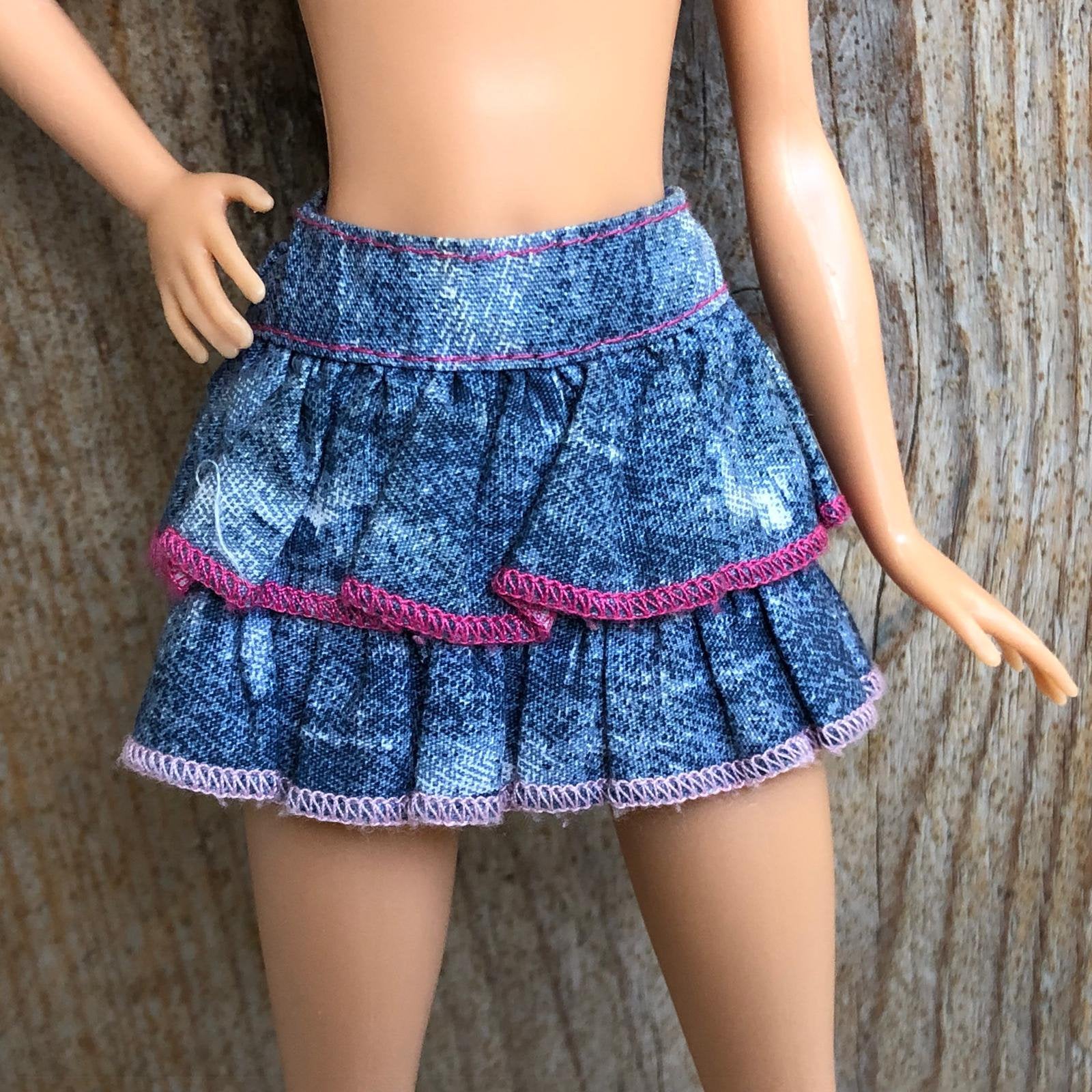 Spijkerrok voor Barbie met roze stiksels, Kinderen en Baby's, Ophalen of Verzenden, Zo goed als nieuw, Barbie