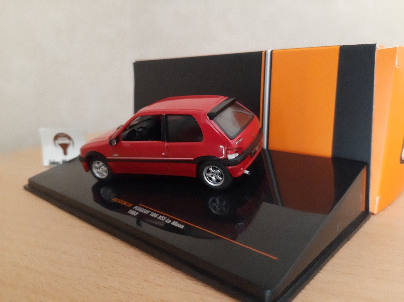 Peugeot 106 XSi Le Mans 1993 Rood Metallic van IXO 1:43, Hobby en Vrije tijd, Modelauto's | 1:43, Overige merken, Auto, IXO, Nieuw