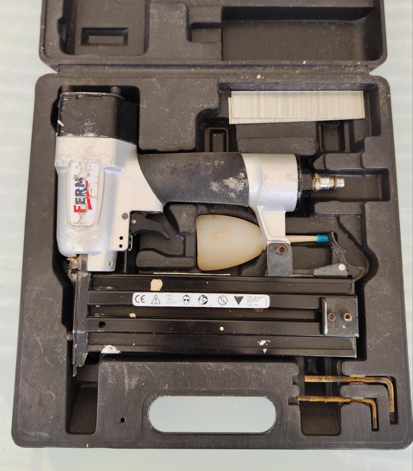 Ferm pneumatische spijkerpistool, Ophalen