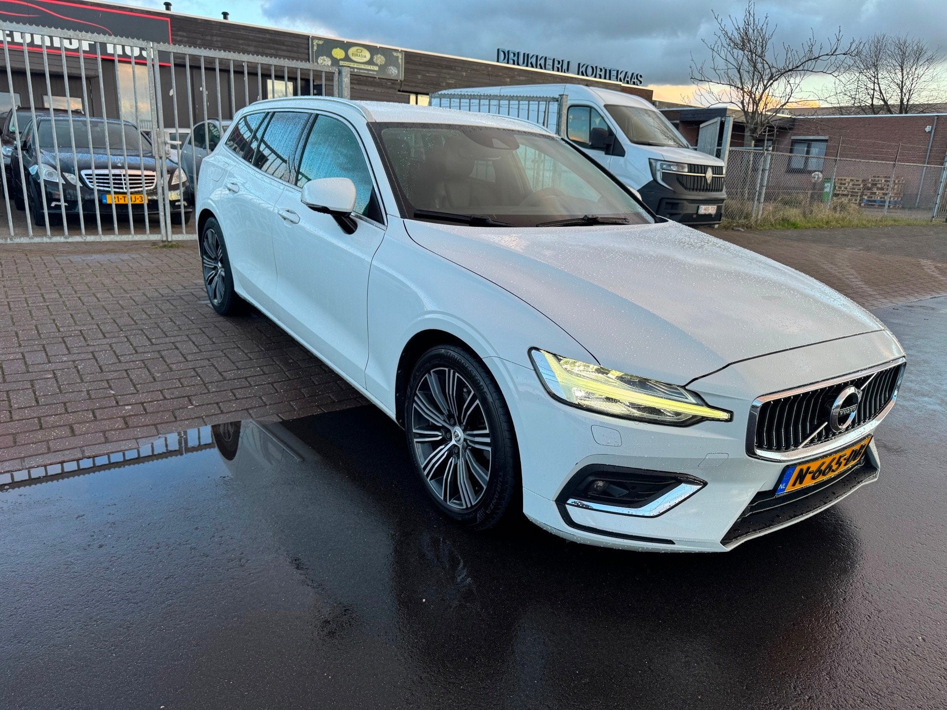 Volvo V60 2.0 D4 Inscription XENON/LINE-ASSIST FULL-FULL, Auto's, Gebruikt, Euro 6, Wit, Diesel