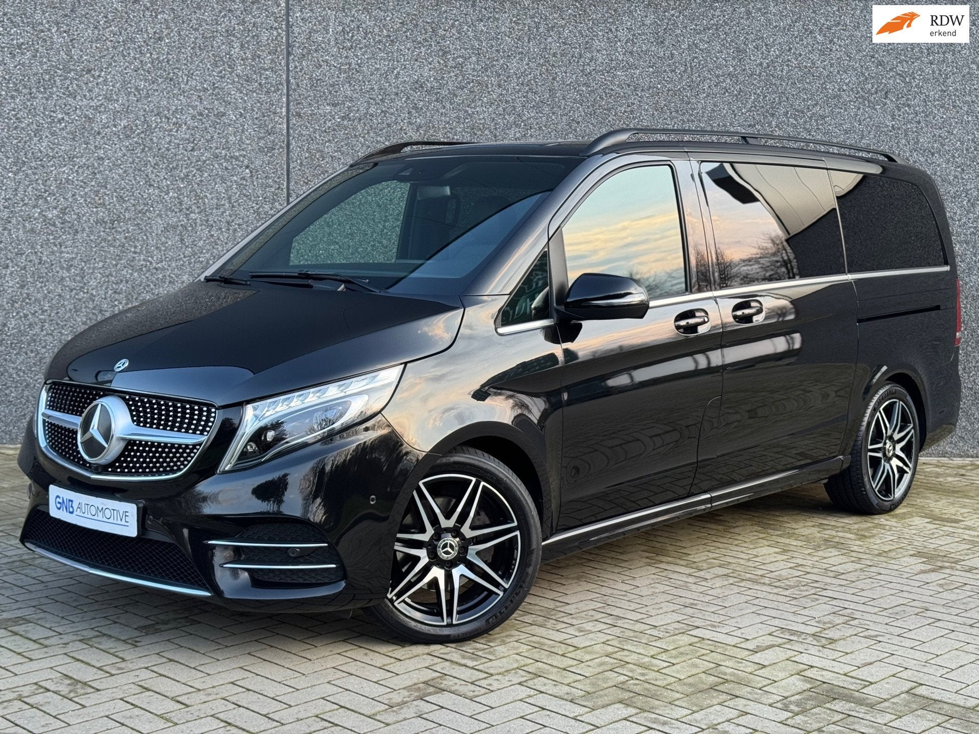 Mercedes-Benz V-klasse V300d AMG | Trekhaak | Carplay | Crui, Dealer onderhouden, Achterwielaandrijving, Gebruikt, 4 cilinders