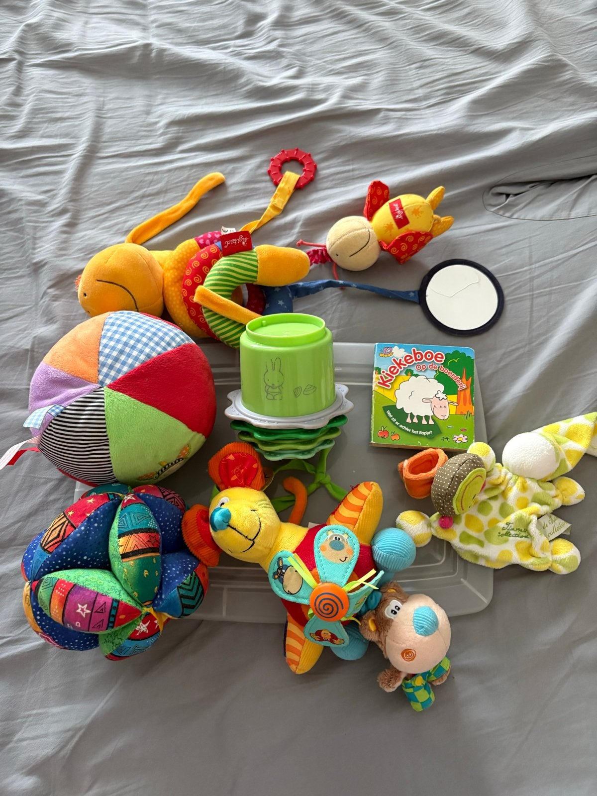 Grote set baby speelgoed (rammelaars, ballen, boekje), Kinderen en Baby's, Speelgoed | Babyspeelgoed, Ophalen of Verzenden, Gebruikt