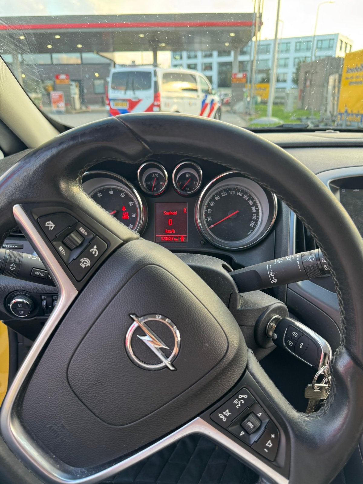 Foto 24 van Opel Astra 1.6 T 180PK Ecotec 2011 Geel