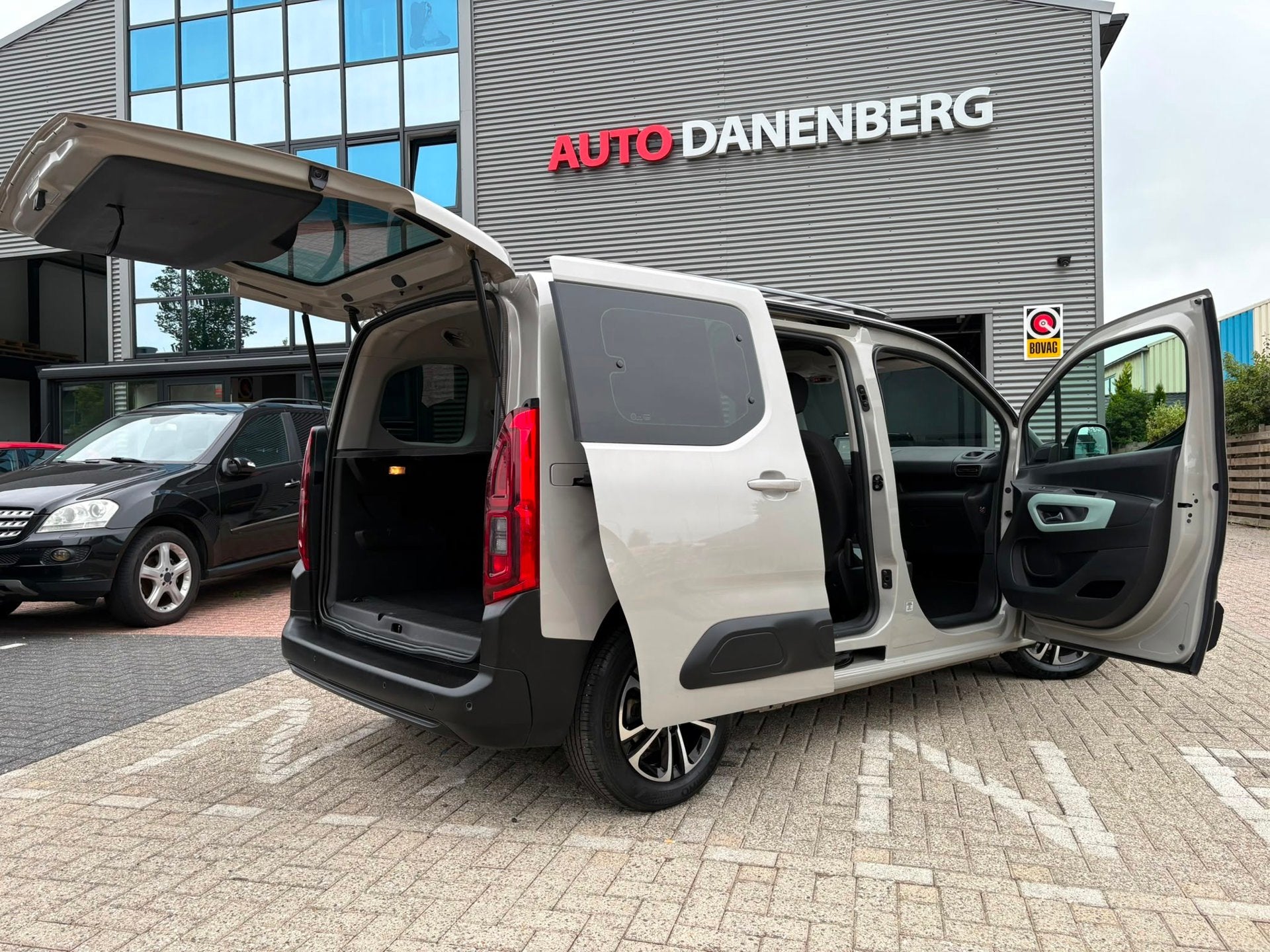 Citroen Berlingo 1.2 PureTech Shine XTR! WEINIG KM ! GARANTI, Auto's, Voorwielaandrijving, Stof, Zwart, Origineel Nederlands