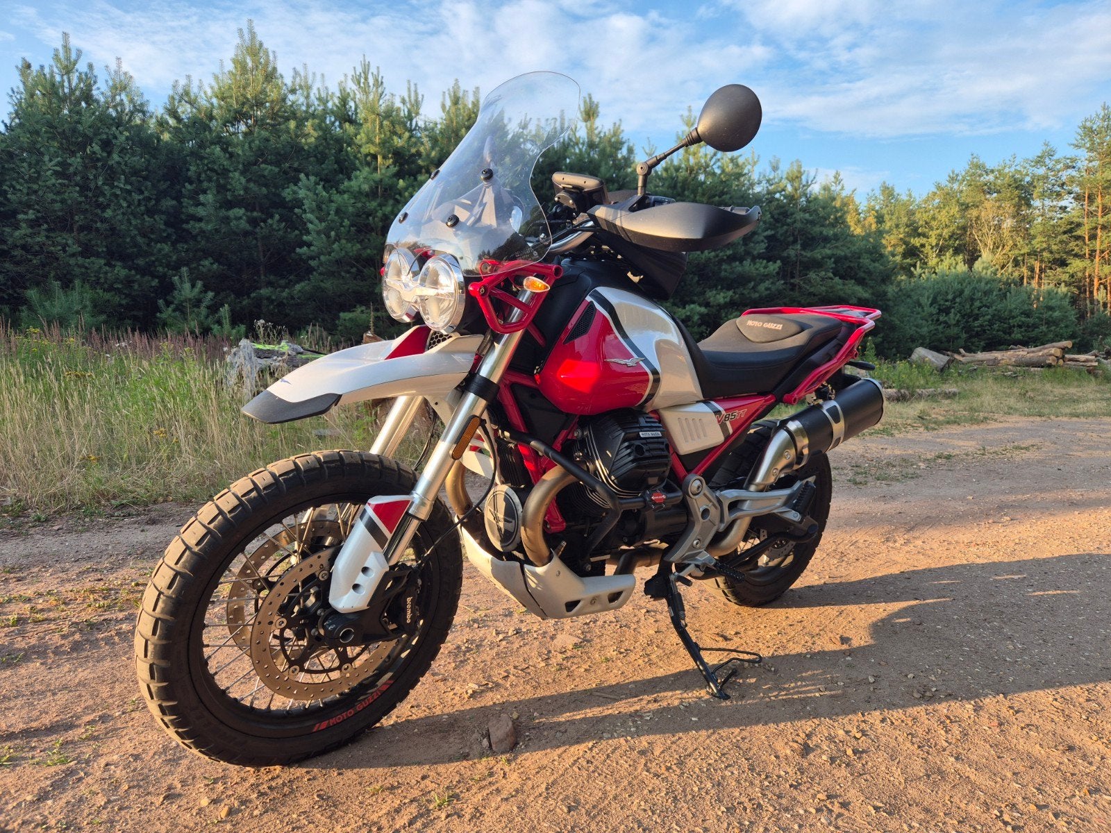 Moto Guzzi V85TT met maar 16000 km V85 V85 TT, Motoren, Motoren | Moto Guzzi, LED Verlichting, 2 cilinders, Gebruikt, Particulier