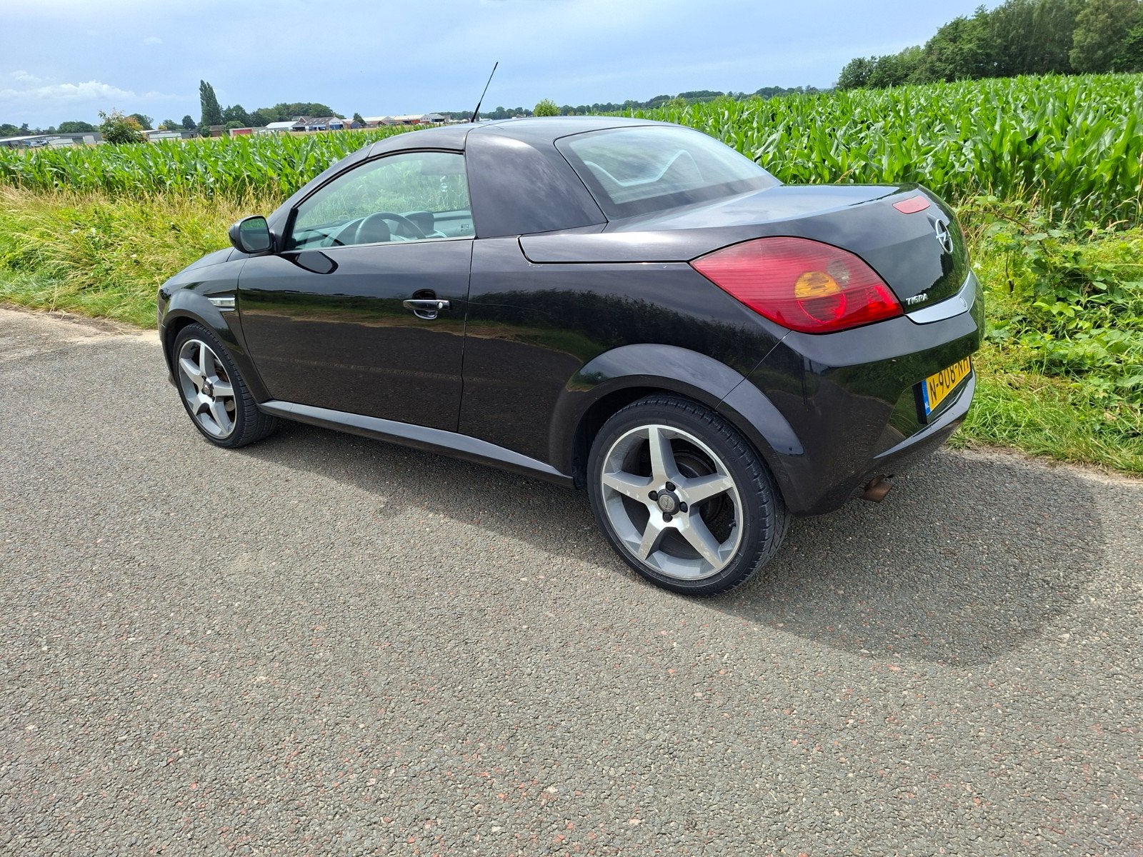 Mooie zuinige 1400 Tigra bj 2007 , km 133600   1499 euro, Auto's, Opel, Voorwielaandrijving, 4 cilinders, Cabriolet, Zwart