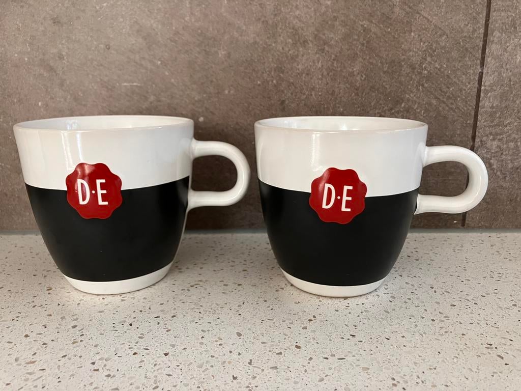 2 Douwe Egberts krijtmokken - wit, Ophalen of Verzenden, Zo goed als nieuw, Overige stijlen, Kop(pen) en/of Schotel(s)