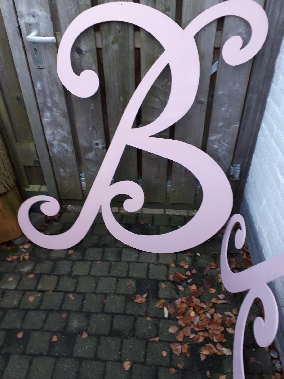 Houten snijwerk/logo letters 2×, Ophalen, Gebruikt