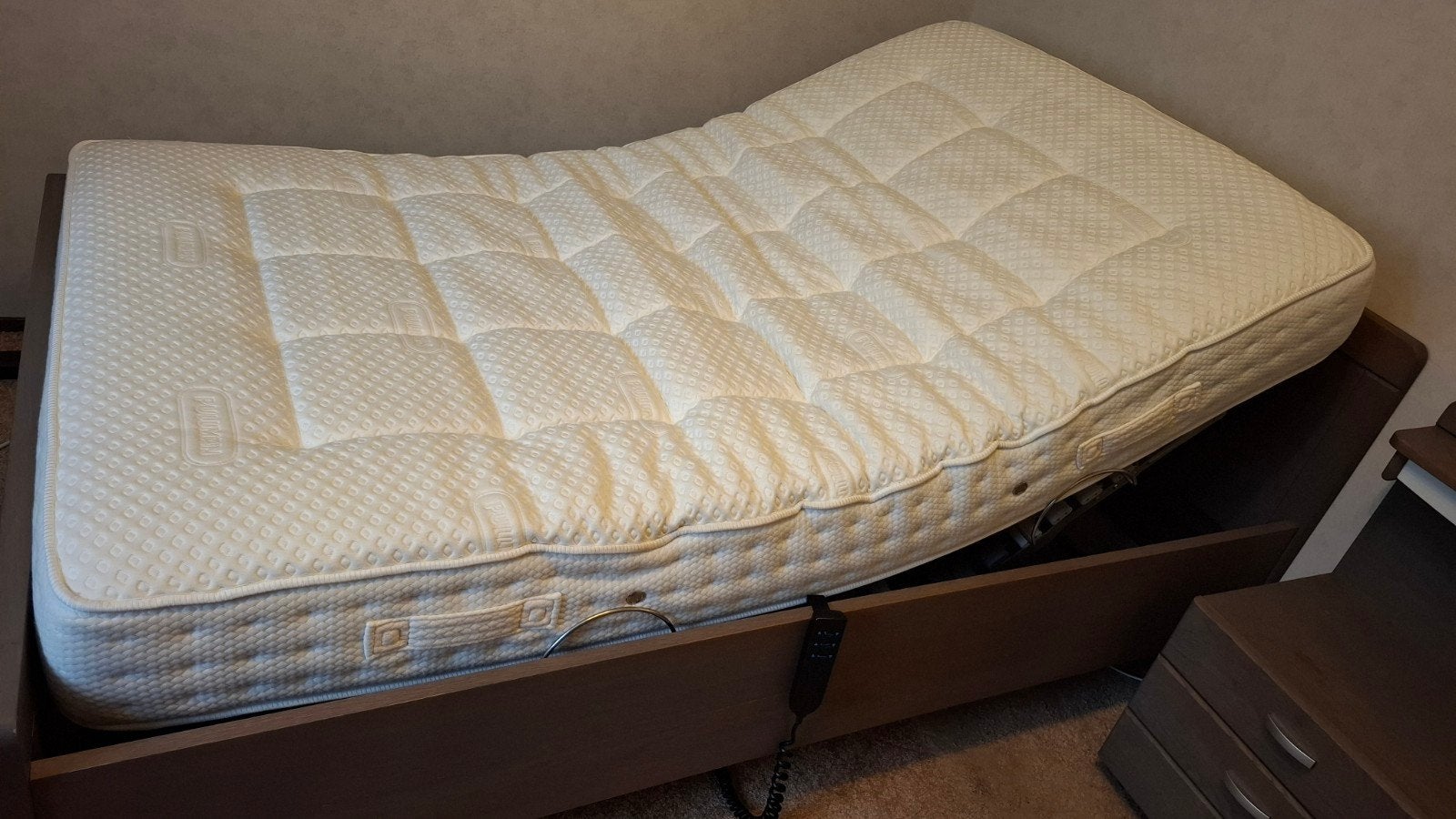 senioren / twijfelaars hoog laag bed met nachtkastje, Ophalen, Zo goed als nieuw