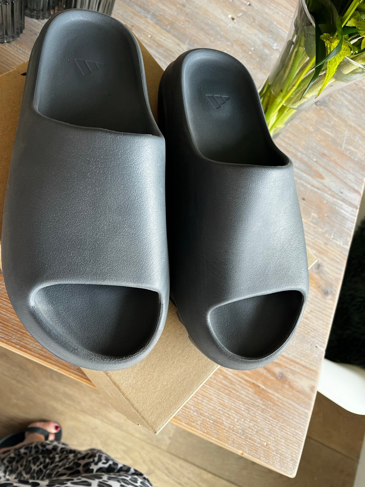 Yeezy Slide 'Slate Grey' - Maat 48.5 -, Kleding | Heren, Schoenen, Slippers, Overige kleuren, Ophalen of Verzenden, Zo goed als nieuw
