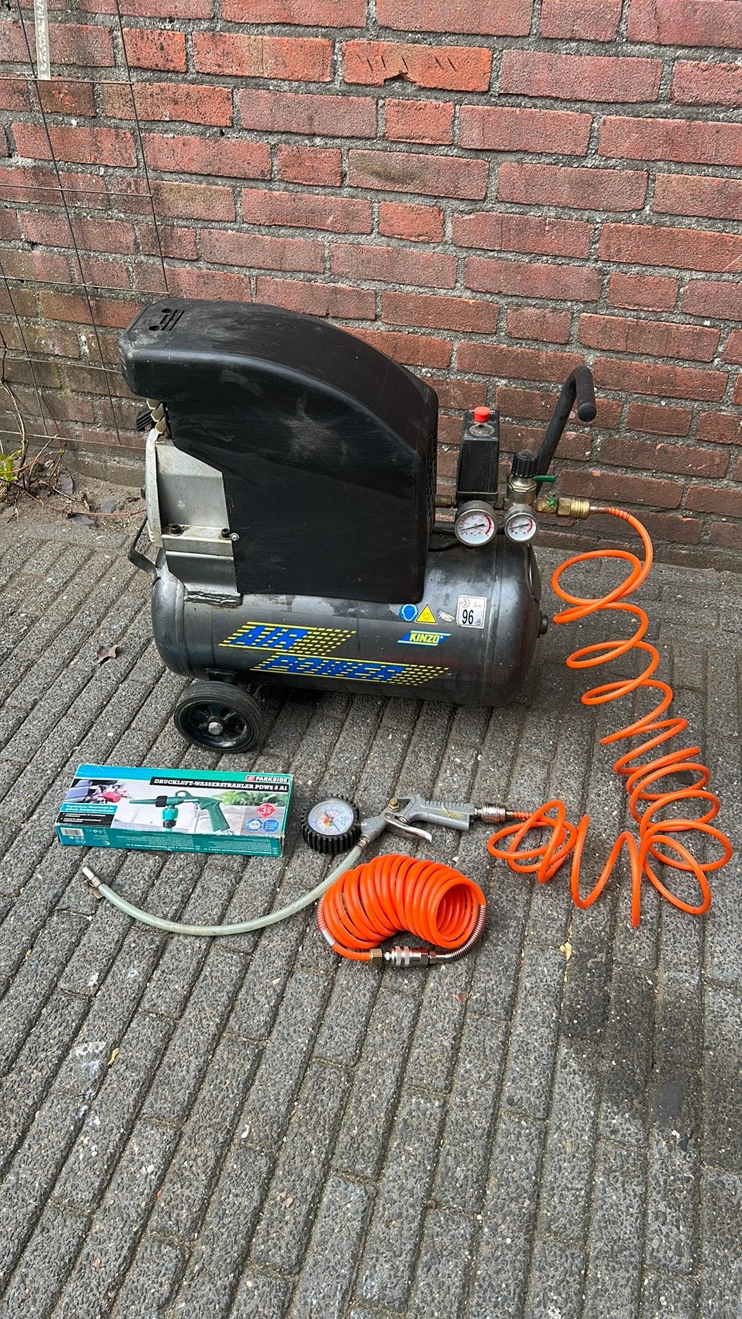 Kinzo air power compressor met toebehoren, Ophalen, Gebruikt, 6 tot 10 bar, Minder dan 200 liter/min