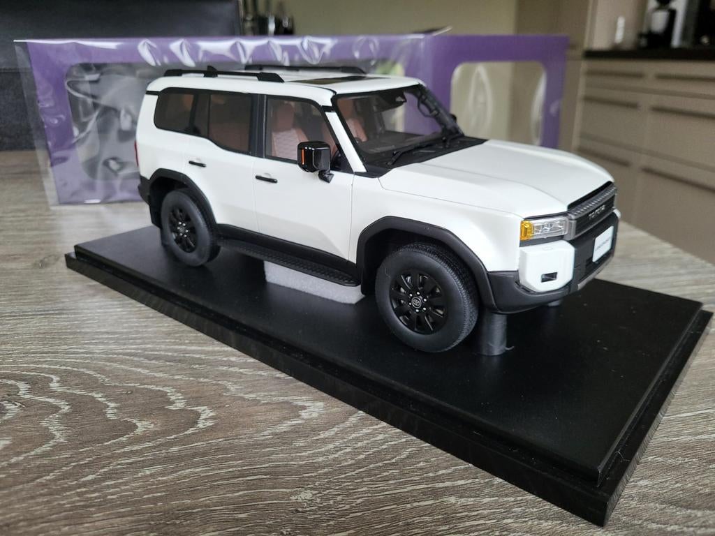 Toyota Landcruiser schaal 1:18, Ophalen of Verzenden, Zo goed als nieuw, Overige merken