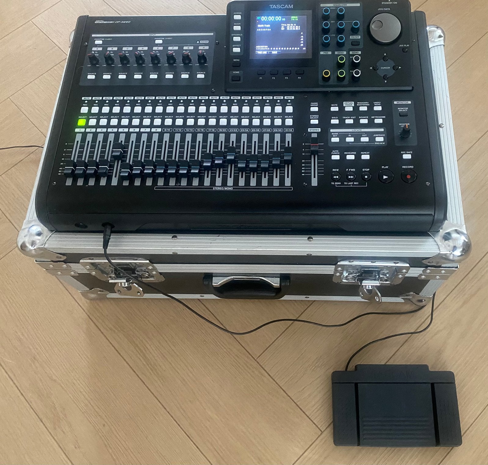 Tascam DP-32SD 32-sporen recorder + flightcase + voetpedaal, Ophalen, Zo goed als nieuw
