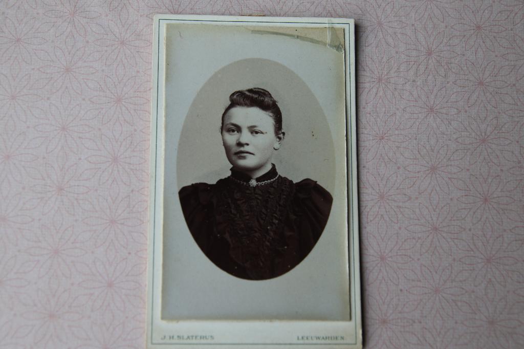 CDV van een jongedame. Slaterus Leeuwarden, Gebruikt, Foto, Ophalen of Verzenden, Voor 1940