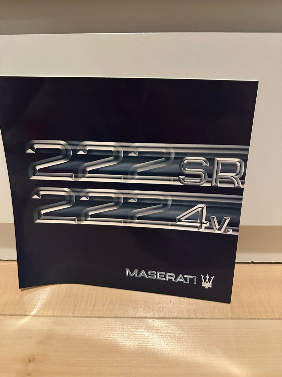 Maserati 222 SR en 222 4V brochure - Zeldzaam verzamelobject, Boeken, Ophalen of Verzenden, Gelezen, Ferrari