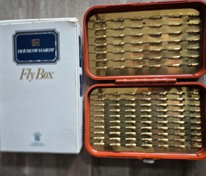 hardy alnwick fly fishing box gold plate nieuwstaat, Watersport en Boten, Hengelsport | Algemeen, Ophalen of Verzenden, Nieuw