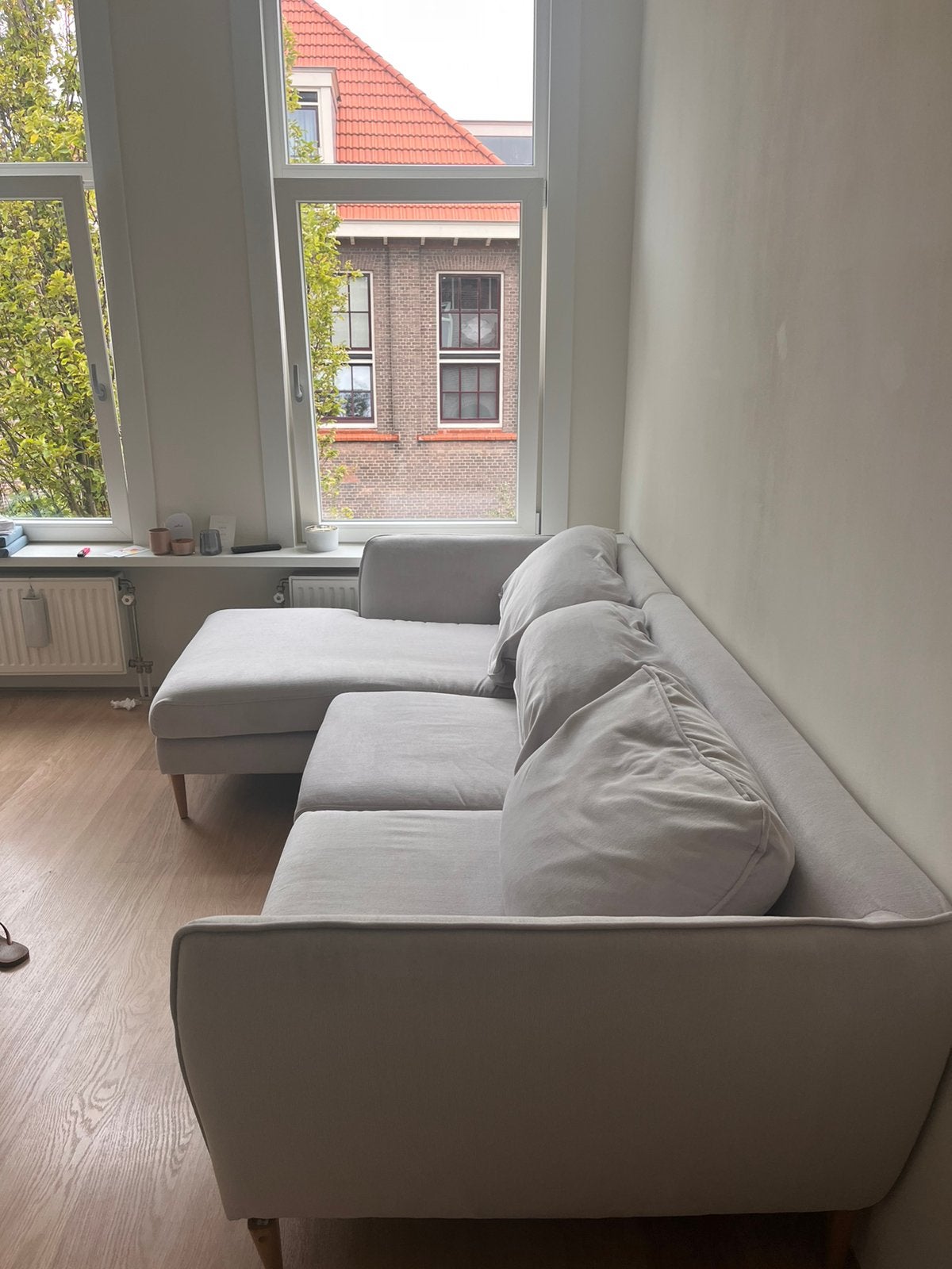Foto 5 van Beige/witte stoffen hoekbank 4-zits
