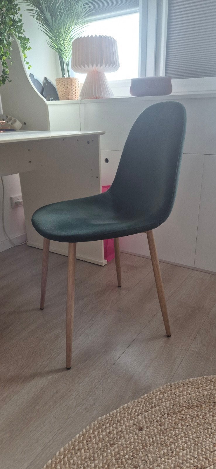 Moderne donkergroene stoel met houten poten, Huis en Inrichting, Ophalen, Hout, Gebruikt, Overige kleuren