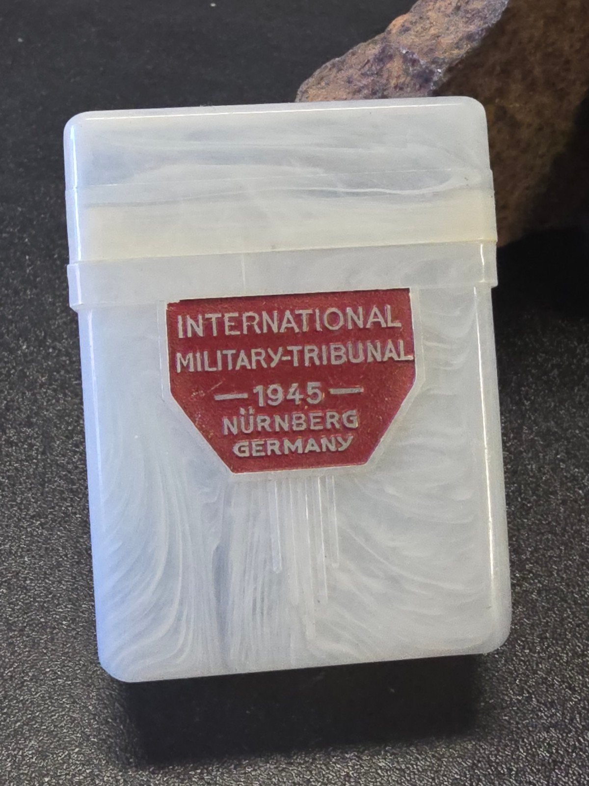 WWII US plastic cigarettes box Nürnberg, Ophalen of Verzenden, Amerika, Embleem of Badge
