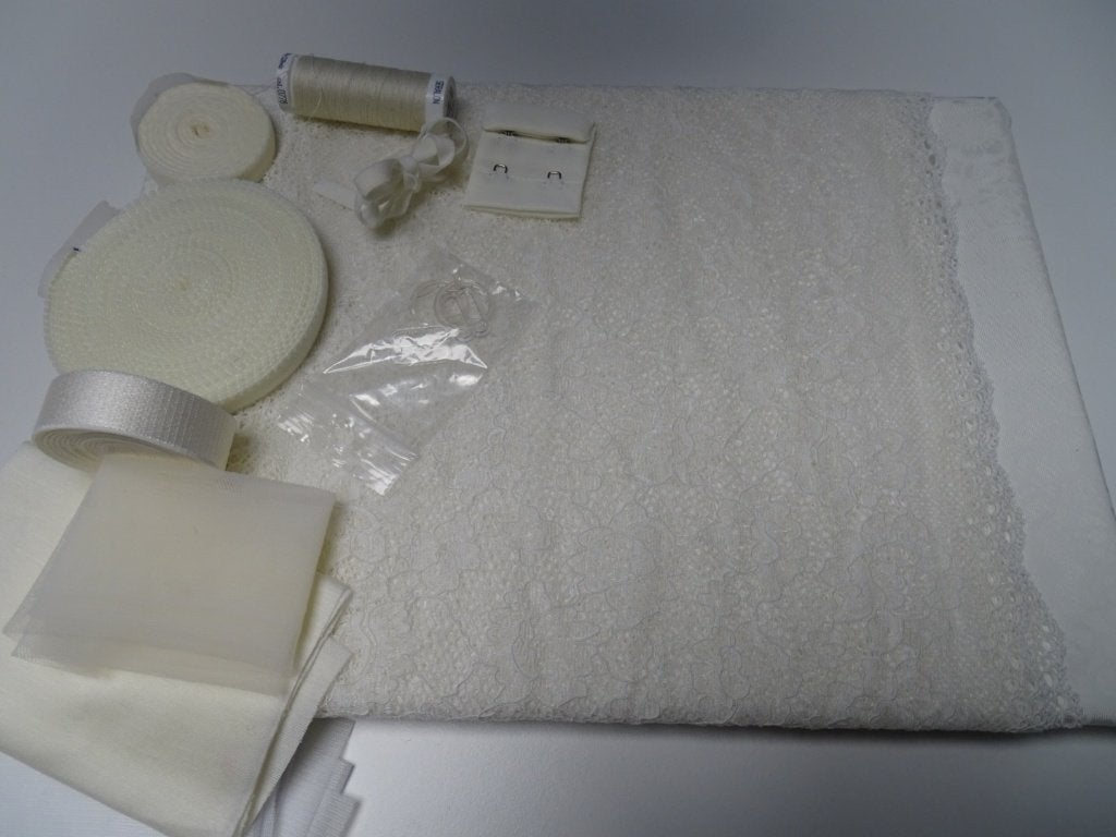 NR.142 IVORY ROMANCE  LINGERIE COMPL. PAKKET REKBAAR KANT, Ophalen of Verzenden, Nieuw, Kant
