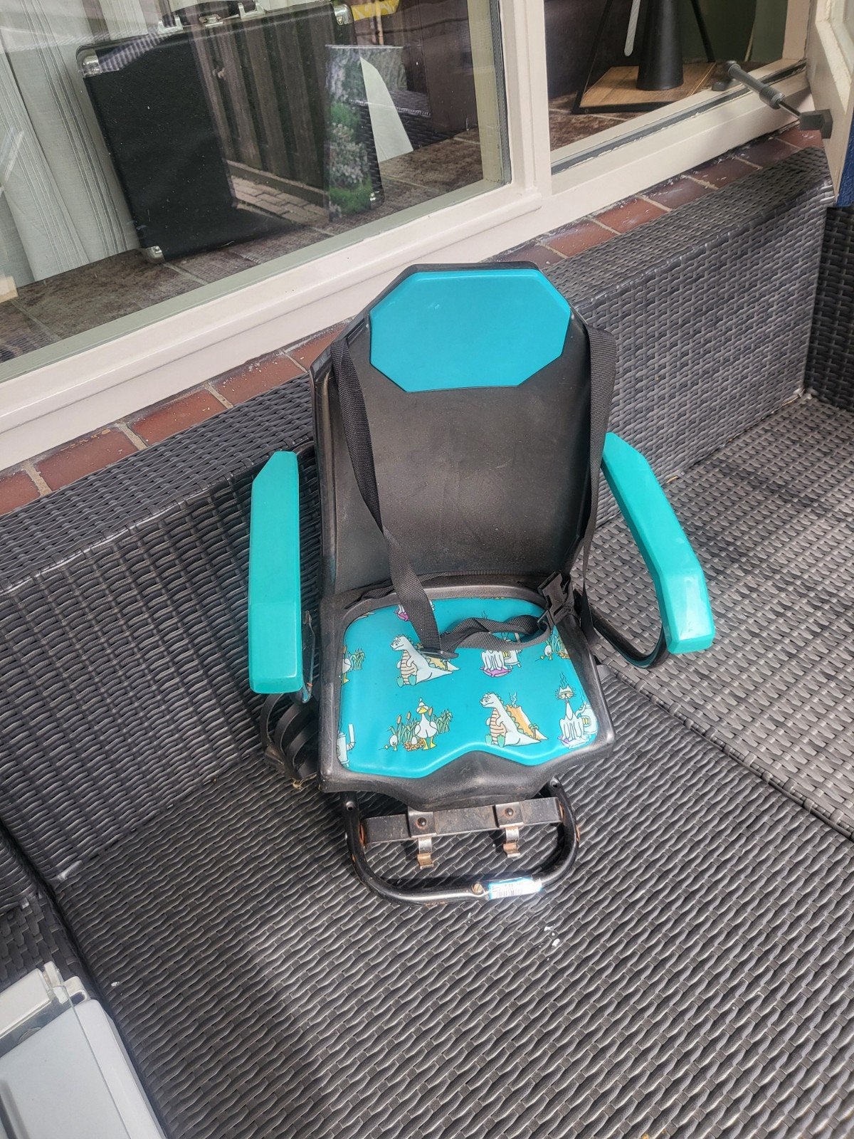 Gebruikt fietsstoeltje voor achterop, blauw met dino's, Ophalen, Gebruikt, Achterzitje, Voetsteuntjes