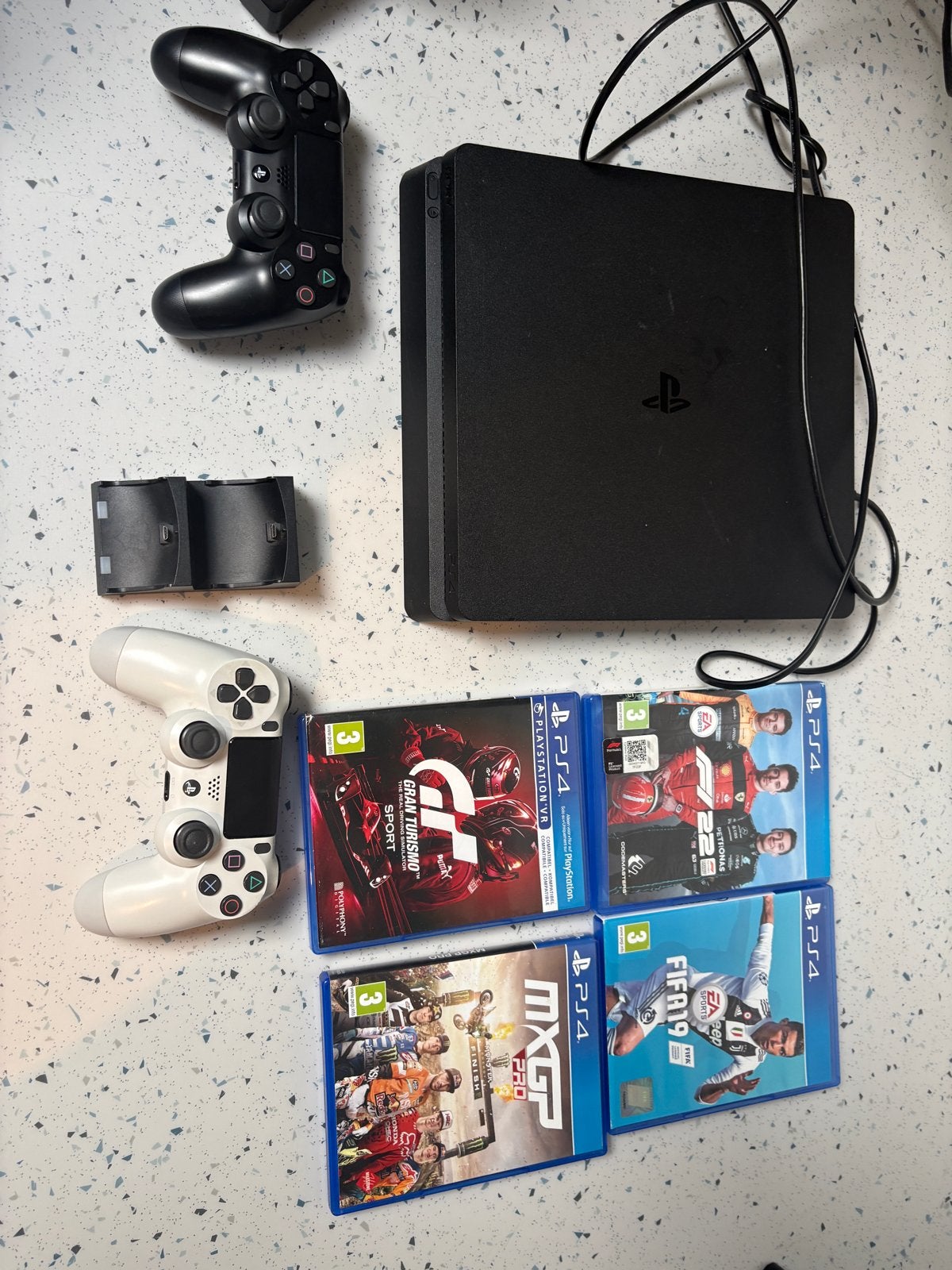 PS4 met 2 controllers, 4 games en racestuur, Met 2 controllers, Ophalen of Verzenden, Original, Gebruikt