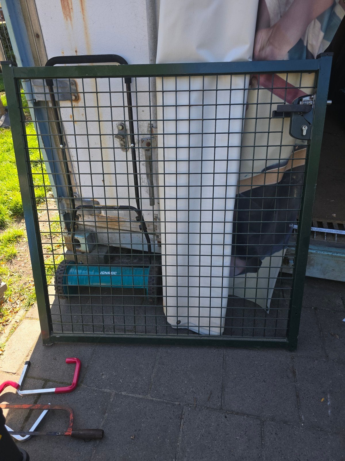 stalen poort met draad hek., Ophalen, Draaipoort, 150 tot 200 cm