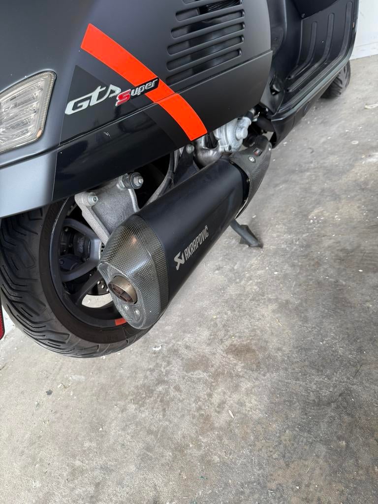 Akrapovic vespa gts origineel, Fietsen en Brommers, Brommeronderdelen | Scooters, Ophalen of Verzenden, Zo goed als nieuw, Uitlaat