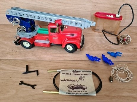 brandweer ladderwagen Schuco schaalmodel, Hobby en Vrije tijd, Modelauto's | Overige schalen, Ophalen, Zo goed als nieuw