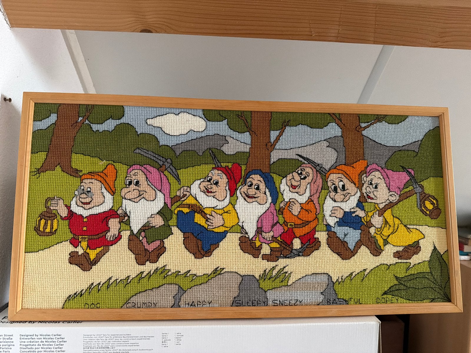 Geborduurd schilderij van de 7 dwergen, Kinderen en Baby's, Overige merken, Ophalen of Verzenden, Zo goed als nieuw, Wanddecoratie