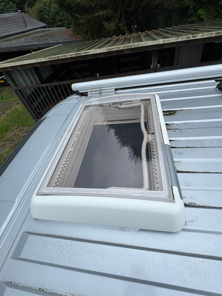 Gratis af te halen Dometic dakluikkap met 2 barsten, Ophalen, Gebruikt