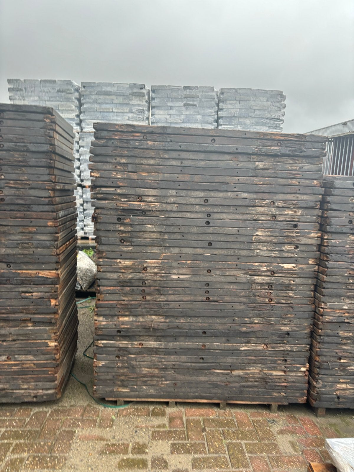 Gebruikte Steenschotten lariks 70x140x4 cm 450 stuks, Doe-het-zelf en Verbouw, Hout en Planken, Geïmpregneerd, Gebruikt, 25 tot 50 mm