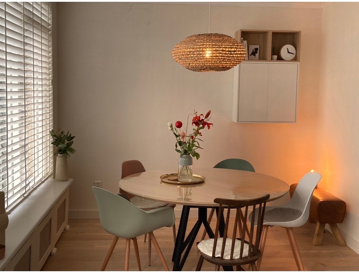 Witte wandkast met open vakken en deuren, Ophalen of Verzenden, Zo goed als nieuw, Natuurlijk materiaal, E27 (groot)