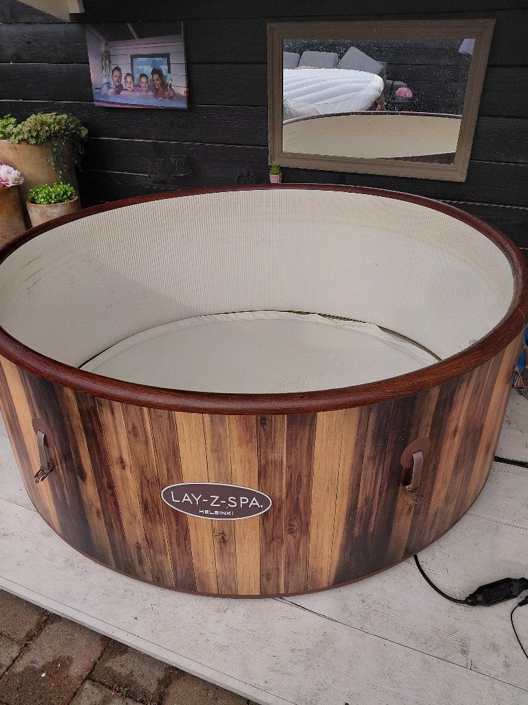 Jacuzzi helsinki  compleet  150 euro, Tuin en Terras, Ophalen of Verzenden, Gebruikt, Afdekzeil, Opblaasbaar