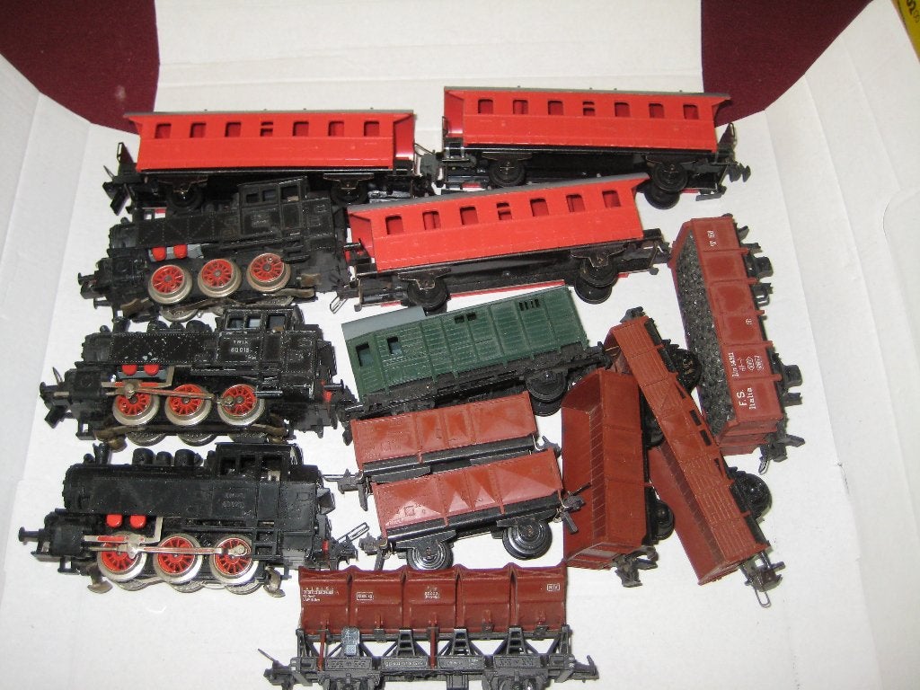 DRIE LOCOMOTIEVEN  MET WAGONS  en huisjes, Ophalen of Verzenden, Koningin Beatrix, Euro's