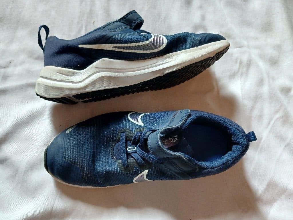 donker blauwe sport schoenen NIKE Downshifter maat 35, Kinderen en Baby's, Kinderkleding | Schoenen en Sokken, Gebruikt, Ophalen of Verzenden