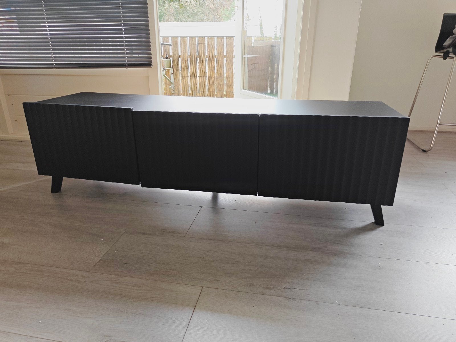 Zwart dressoir met geribbelde deuren, Ophalen, Gebruikt, 150 tot 200 cm, Minder dan 100 cm